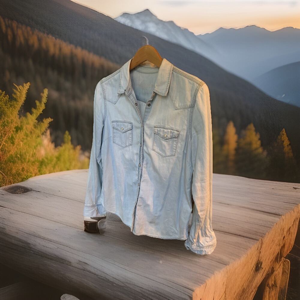 Women’s GAP Denim Shirt Size Medium Light Blue Western Pearl Snap Retro look